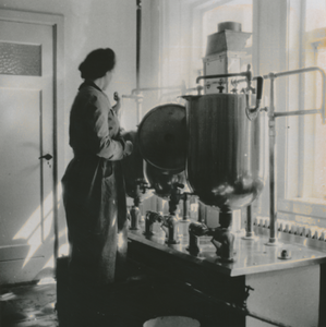 876768 Afbeelding van vermoedelijk een Zuster Augustines die voedsel kookt voor de gaarkeuken, die ingericht is in ...